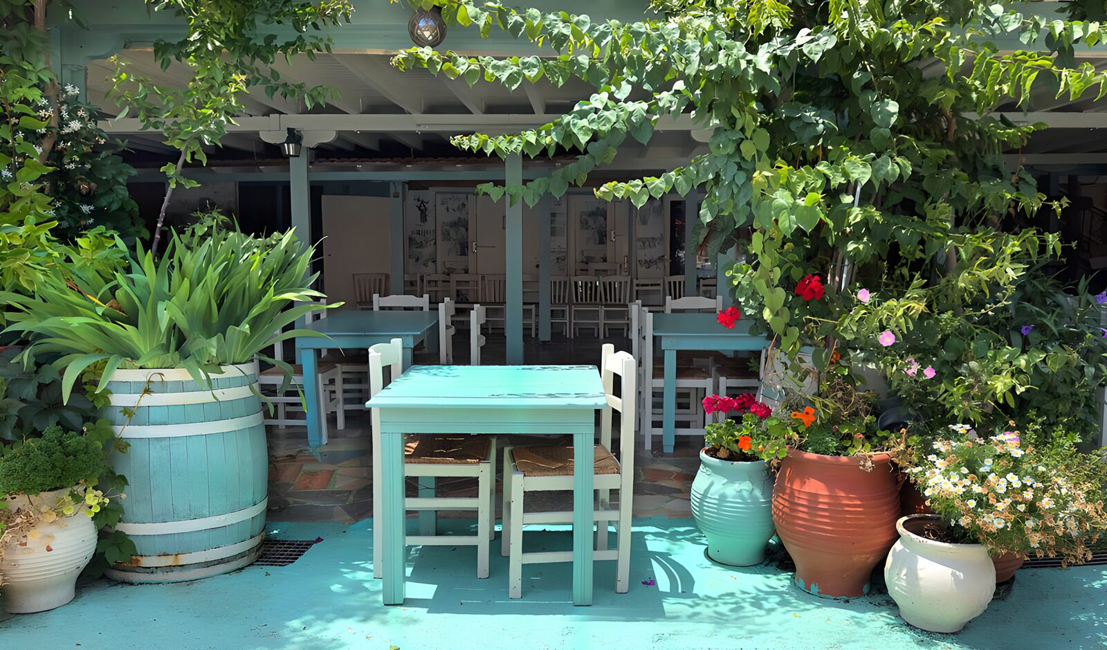 Charming Outdoor Dining Space